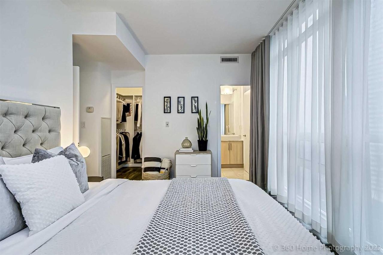 Prime Location - Stunning 2-Bdrm Condo トロント エクステリア 写真