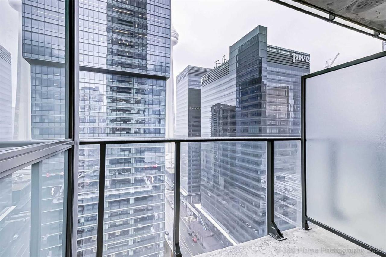 Prime Location - Stunning 2-Bdrm Condo トロント エクステリア 写真