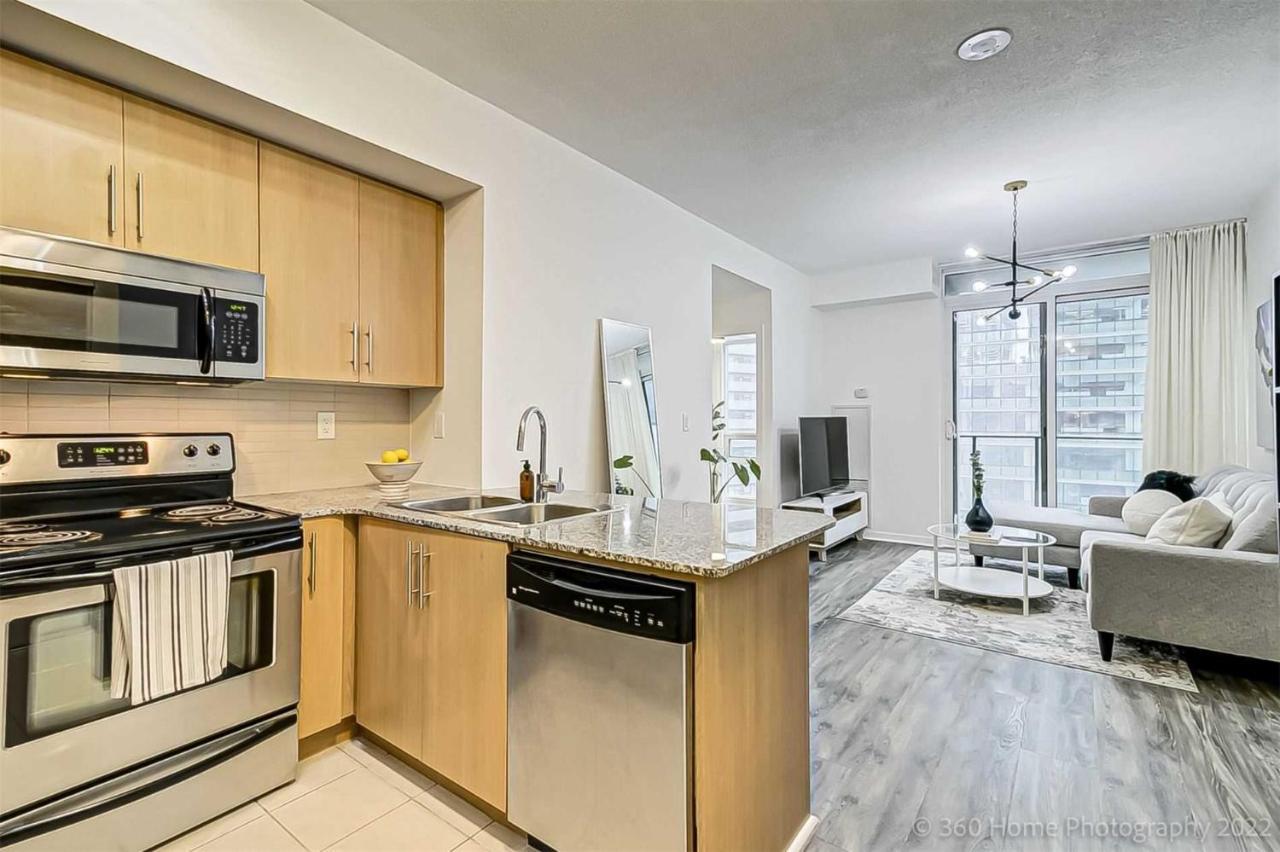 Prime Location - Stunning 2-Bdrm Condo トロント エクステリア 写真