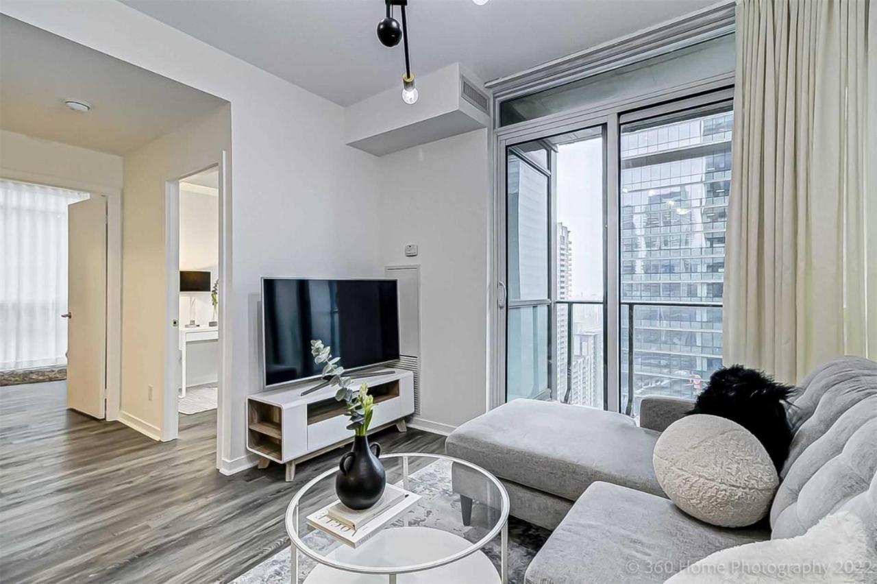 Prime Location - Stunning 2-Bdrm Condo トロント エクステリア 写真