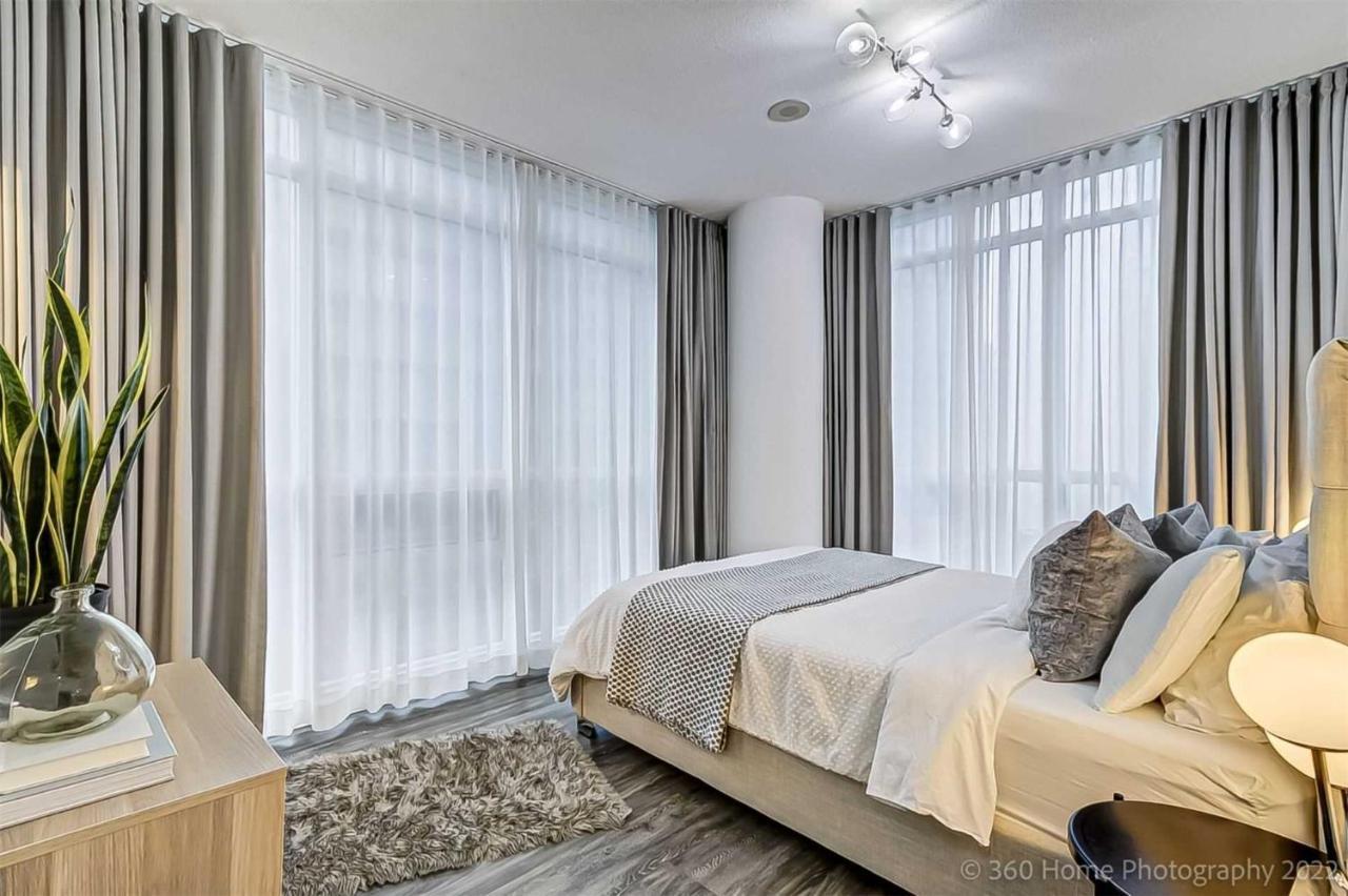 Prime Location - Stunning 2-Bdrm Condo トロント エクステリア 写真
