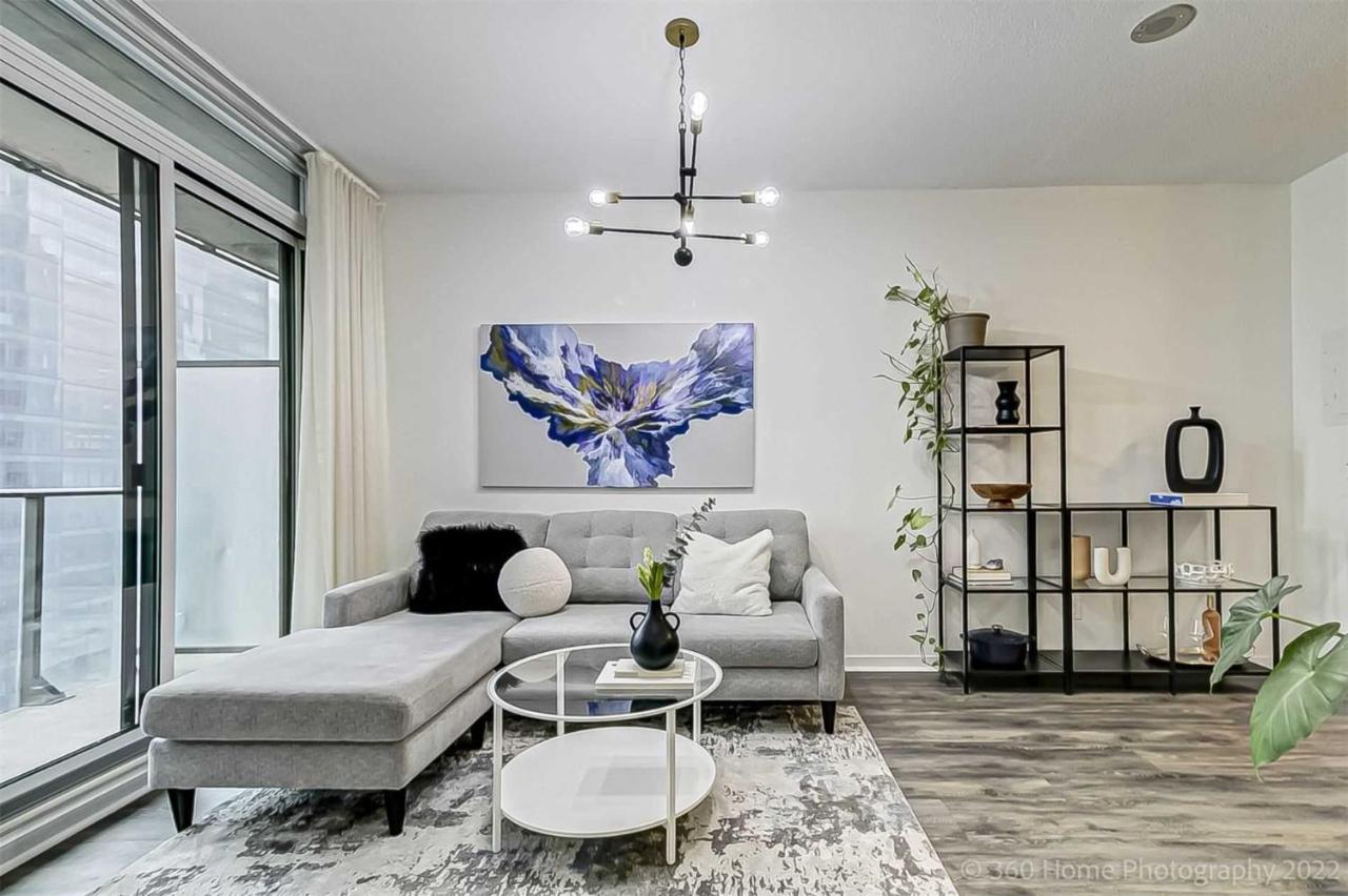 Prime Location - Stunning 2-Bdrm Condo トロント エクステリア 写真